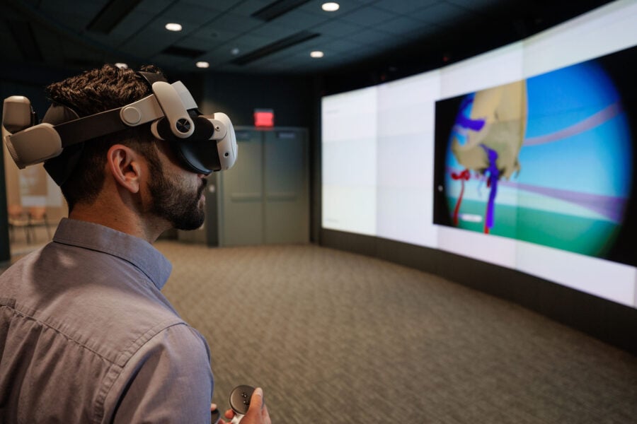 StrokeConferenceTech3100125-900x600